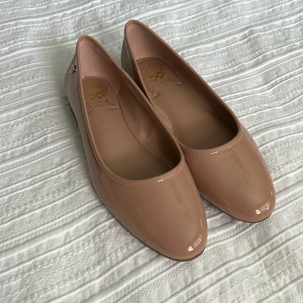 Brand New! Nude Vince Camuto flats 7 1/2 Minndy